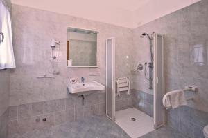 GH Hotel Piaz的一间浴室