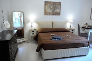 罗马宝瓶座旅馆的一间卧室配有一张床和一面大镜子