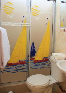 阿约拉港Hostal El Pinzón的浴室设有卫生间和带帆船的淋浴。