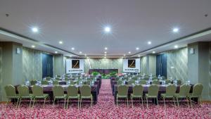 日惹De Laxston Hotel Yogyakarta, Azana Hotels Collection的一间会议室,配有桌椅和舞台