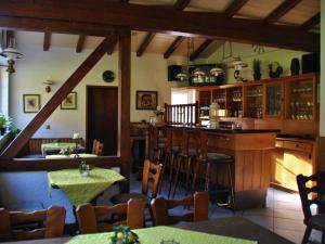 基希洪德姆Waldhotel Einstein的餐厅设有酒吧,配有桌椅