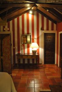 佩德拉萨德拉维拉酒店的一间拥有红色和白色条纹墙的房间