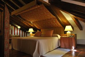 佩德拉萨德拉维拉酒店的一间带一张床的卧室,位于带木制天花板的房间内
