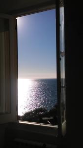 卡莫利Al Piccolo Scoglio - Room & Breakfast的海景窗户