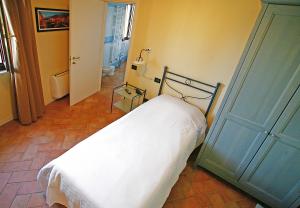 多索博诺安堤齐科帝里酒店的卧室配有白色的床和蓝色的门