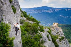 布泽特Apartmani Xenia & Desiderio的站在山中的岩层上的人