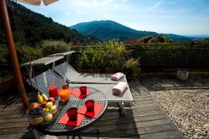 CarascoVilla Paggi Country House的一张桌子,上面摆放着水果和饮料
