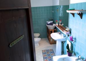 卡斯特尔迪拉马Maison Diamanti的一间带水槽和卫生间的浴室