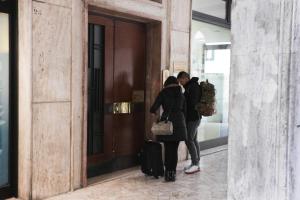 特雷维索Terzopiano的两个人带着行李站在门外