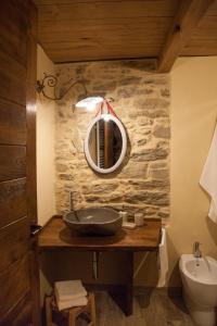 里奥马哲雷伊尔奈塔雷农家乐的浴室设有水槽和墙上的镜子
