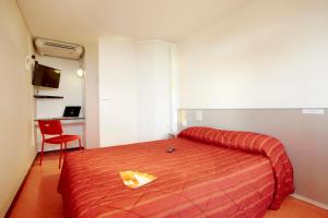 比亚里茨比亚里茨普瑞米尔经典酒店的一间卧室,床上有一张黄纸