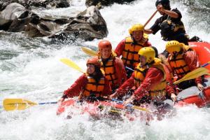 默奇森默奇森汽车旅馆的一群人漂流在河上