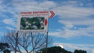 霍尼亚拉Prestige Apartments - Solomon Islands的街道一侧的标志,上面标有声望的公寓