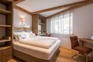 布利克森塔勒Luxus Ferienwohnung Almhütte的一间卧室设有一张大床和一个窗户。