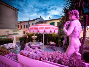 切齐纳码头塞里尼安东尼奥别墅酒店的花园里裸体女人的粉红色雕像