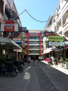 芭东海滩绝对班各拉套房酒店的一条城市街道,人们沿着街道走