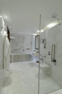 卡拉瓦索斯莱布勒里健康度假酒店的带淋浴和盥洗盆的白色浴室