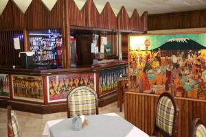 阿鲁沙赤道酒店的餐厅墙上挂着一幅大画