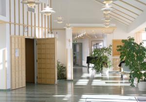 托尔尼奥乔恩塔罗酒店的楼内带有盆栽的走廊