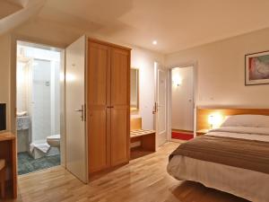 布勒Hôtel du Cheval Blanc - City center的一间卧室设有一张床和一间浴室。