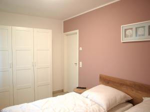 格拉尔-米里茨Ferienwohnung Graal Müritz im Igelring的一间卧室配有一张床和白色橱柜