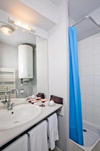 波尔多波尔多伊瑟尔公园及套房酒店的一间带水槽和镜子的浴室