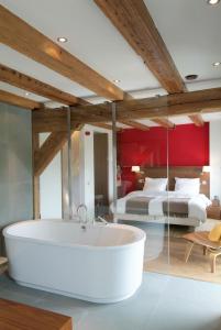 奥德斯希尔德Texel Suites的卧室内的浴缸