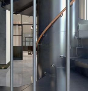 纽约11 Howard, New York, a Member of Design Hotels的钢墙建筑中的金属楼梯