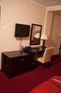 克勒拉希Hotel Baden的酒店客房配有带镜子和椅子的书桌