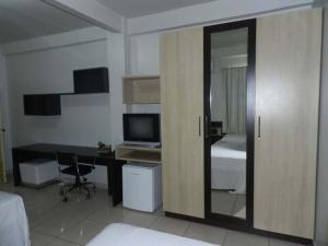 帕尔马斯Hotel Estrela Palmas的客房设有带书桌和电脑的卧室。