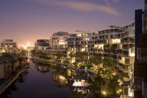 开普敦海滨地区凯尔莫尔A202公寓的夜晚的城市,河流和建筑