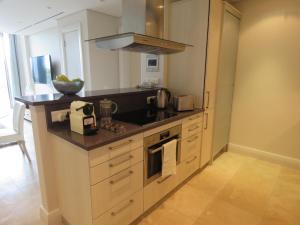 开普敦海滨地区凯尔莫尔A202公寓的厨房配有水槽和炉灶 顶部烤箱