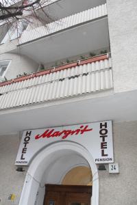 柏林玛格丽特膳食公寓式酒店的门上标有标志的建筑物入口