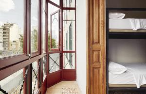 马略卡岛帕尔马The Boc Hostels - Palma的客房设有阳台、床和窗户。