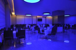 开塞利保柏酒店 的一间摆放着桌椅的蓝色灯的房间