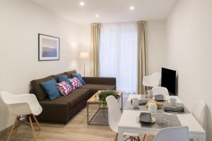 格拉纳达德尔普林西比坎普公寓的客厅配有沙发和桌子