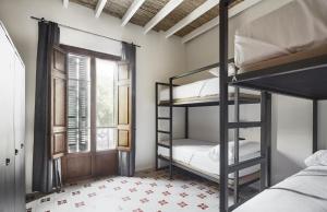 马略卡岛帕尔马The Boc Hostels - Palma的客房设有两张双层床和一扇窗户。
