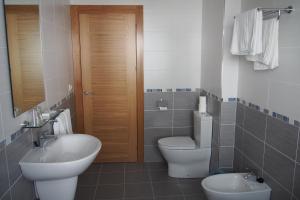 阿尔啼埃尔特洛瓦多旅馆的一间带卫生间、水槽和镜子的浴室