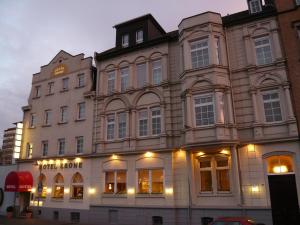 莱茵河畔的宾根克朗酒店的前面有灯的大建筑