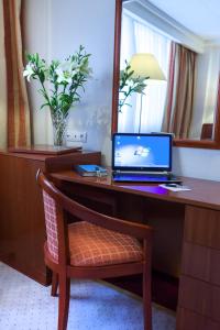 突尼斯非洲突尼斯萨尔瓦多穆拉迪酒店的坐在酒店房间书桌上的笔记本电脑