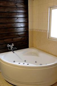 RautalampiRämäkkä Holidays的带窗户的浴室内的白色浴缸