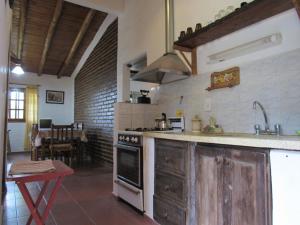 圣拉斐尔La Martina Casa de Campo的厨房配有水槽和炉灶 顶部烤箱