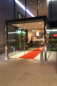 布莱尼Bryne Hotell的玻璃入口,带红地毯的建筑