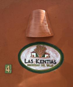 Valle de Guerra海赛达德瓦丽螺斯肯雅乡村民宿的墙上的灯,上面有标志