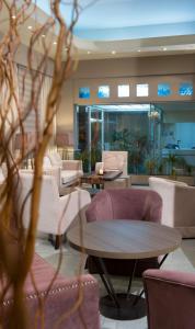科扎尼阿力阿克蒙酒店的大堂配有沙发和桌椅