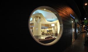 科扎尼阿力阿克蒙酒店的建筑物一侧的圆镜子