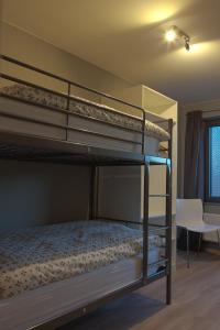 波佩林赫FLY in POPS的一间卧室配有两张双层床。