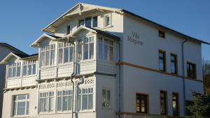 萨斯尼茨Villa Margarete的白色的建筑,旁边设有阳台