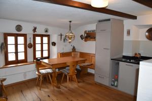 菲斯普克里瑟尔豪斯公寓的厨房铺有木地板,配有木桌。