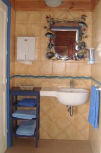 葛伦坦马勒Ittiturismo Il Vecchio e il Mare的浴室配有盥洗盆、镜子和毛巾